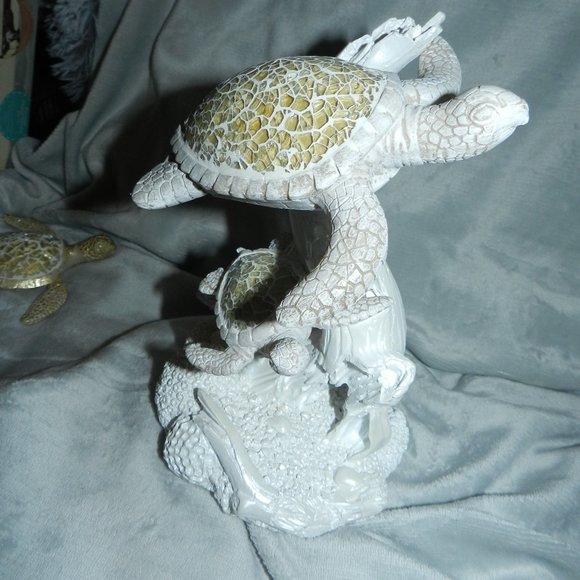 Sea Turtles on Coral Sculptured Art Décor Figurines White glass 9" NEW/NWT! - Picture 2 of 9